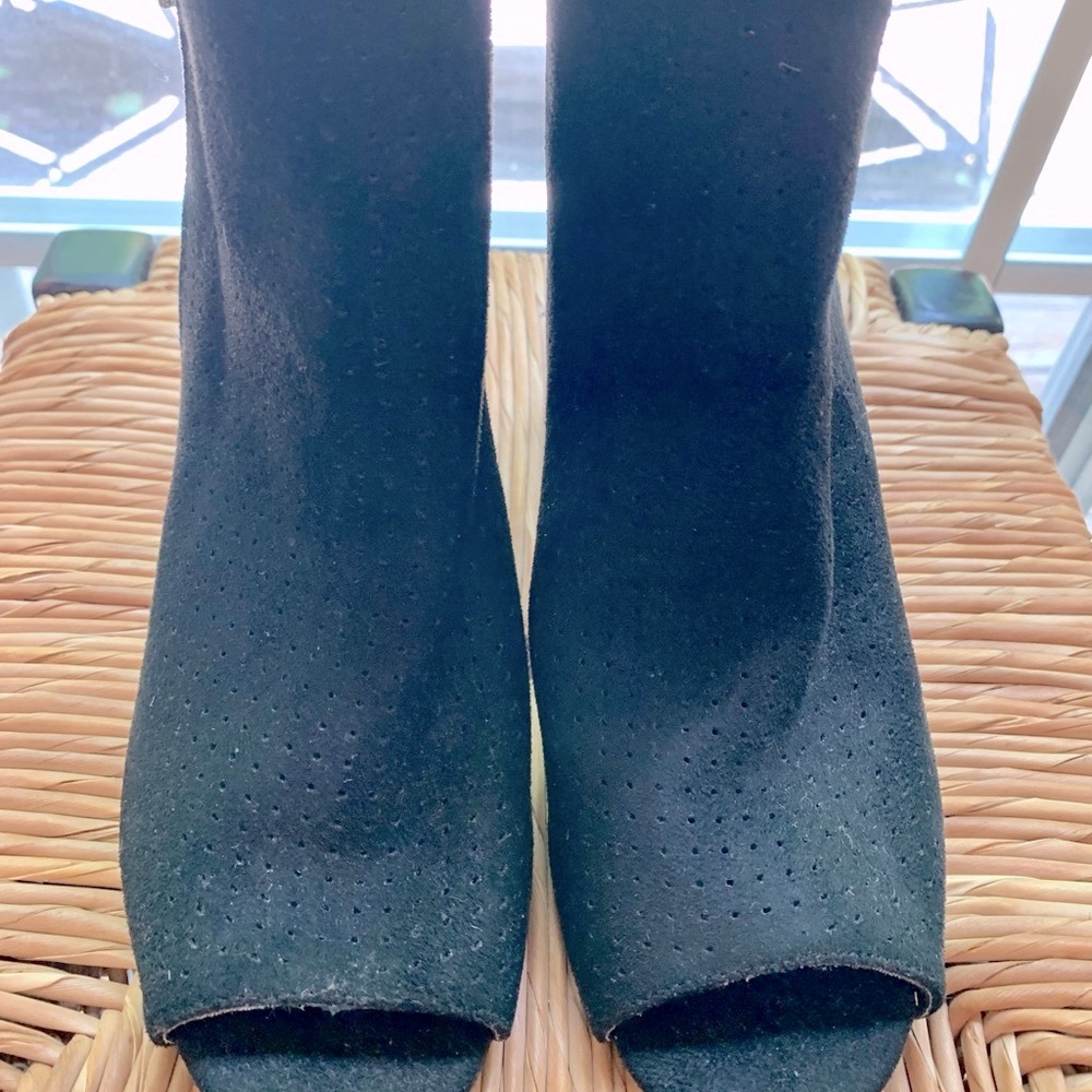 NWOT Metropolitan View Black Faux Suede Booties